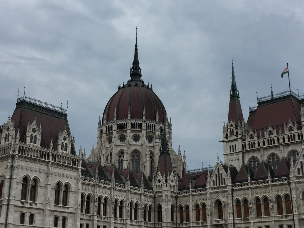 Fațada Parlamentului Ungariei, cu cupola centrală.