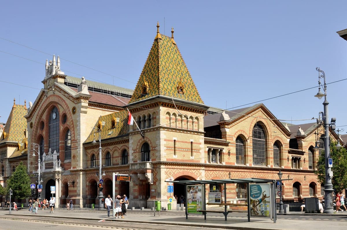 Clădirea Pieței Centrale din Budapesta, cu acoperișul de țiglă colorată.