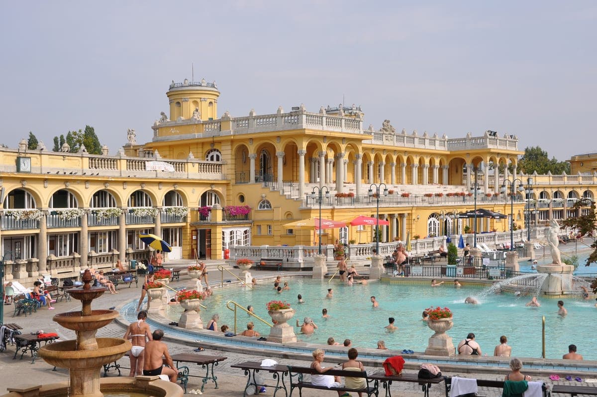 Bazinul exterior al Băilor Széchenyi, cu clădirea galbenă în spate.