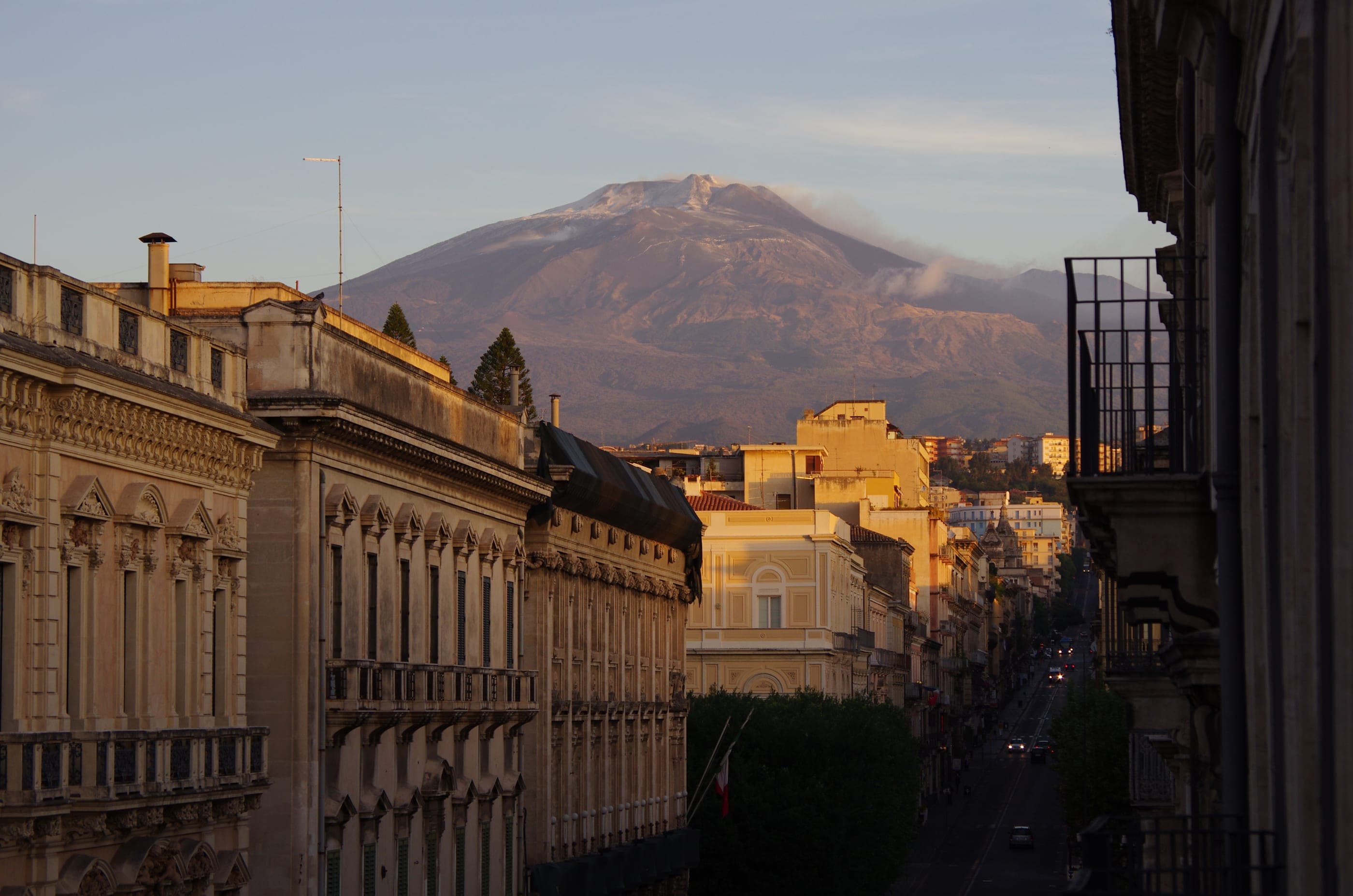 Etna văzută dintr-o stradă din centrul Cataniei, în lumina apusului.