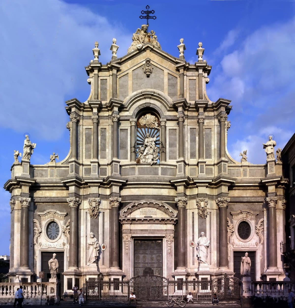 Fațada barocă a Catedralei Sant'Agata din Catania.