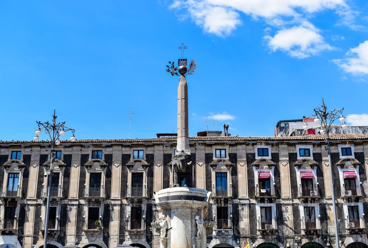 Fântâna Elefantului din Piazza del Duomo, cu obeliscul pe spatele elefantului.