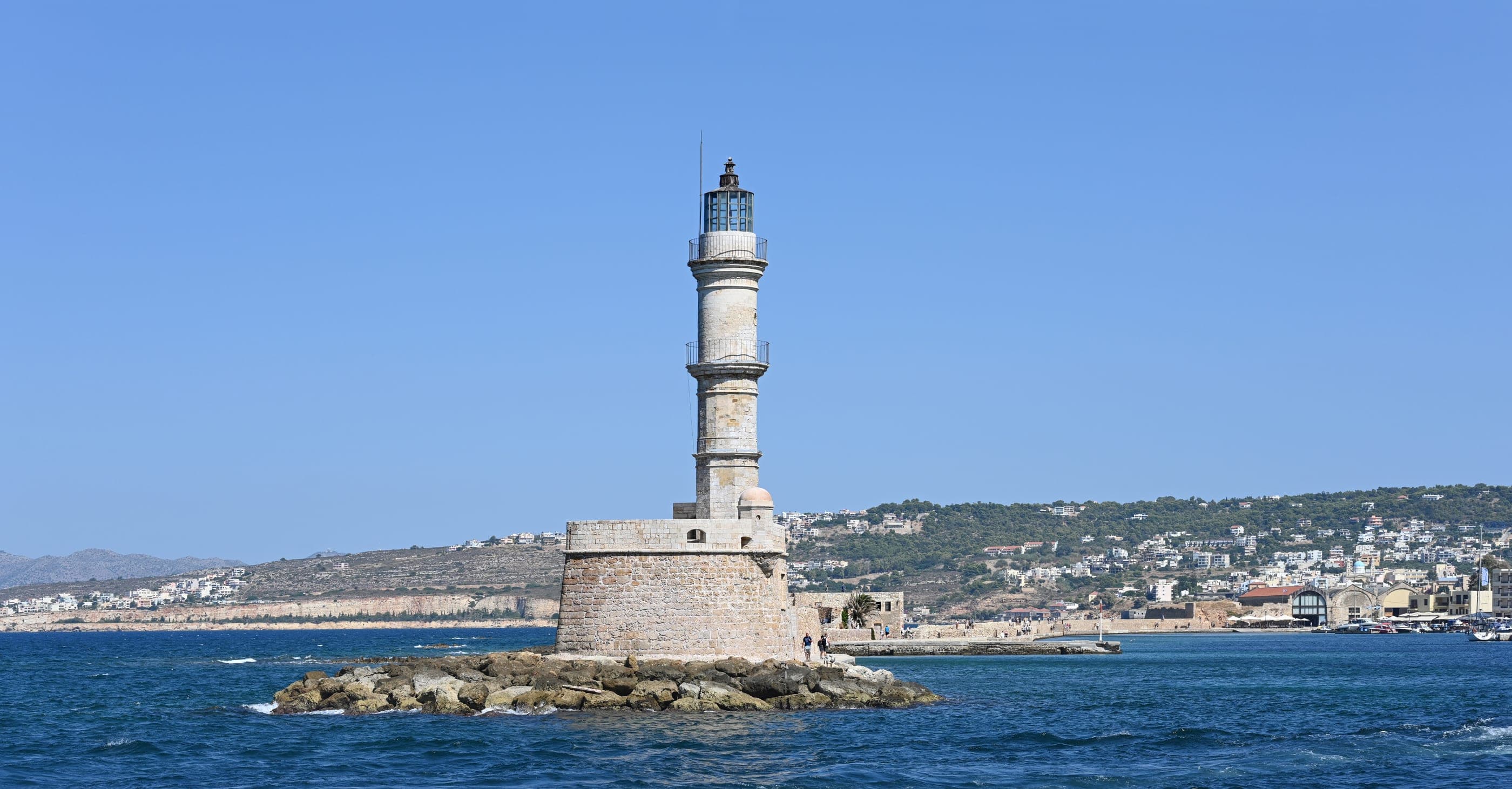 Farul de la intrarea în portul venețian din Chania, cu orașul în spate.