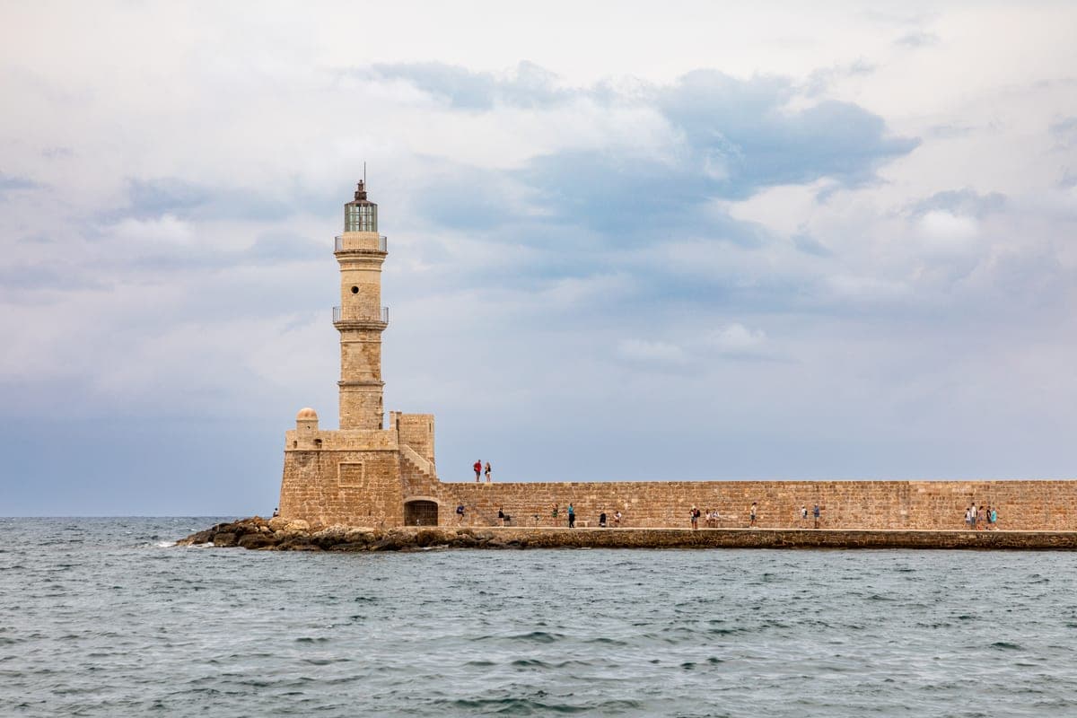 Farul și digul de la gura portului vechi din Chania.