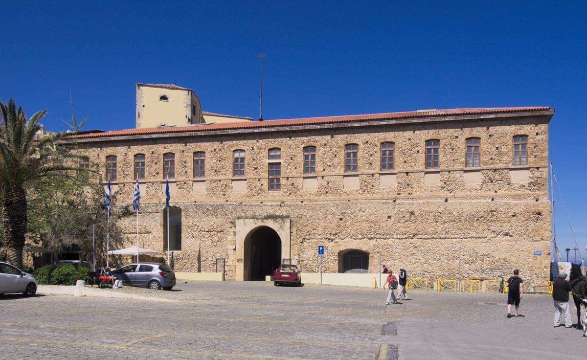 Marele Arsenal venețian, la capătul de est al portului din Chania.