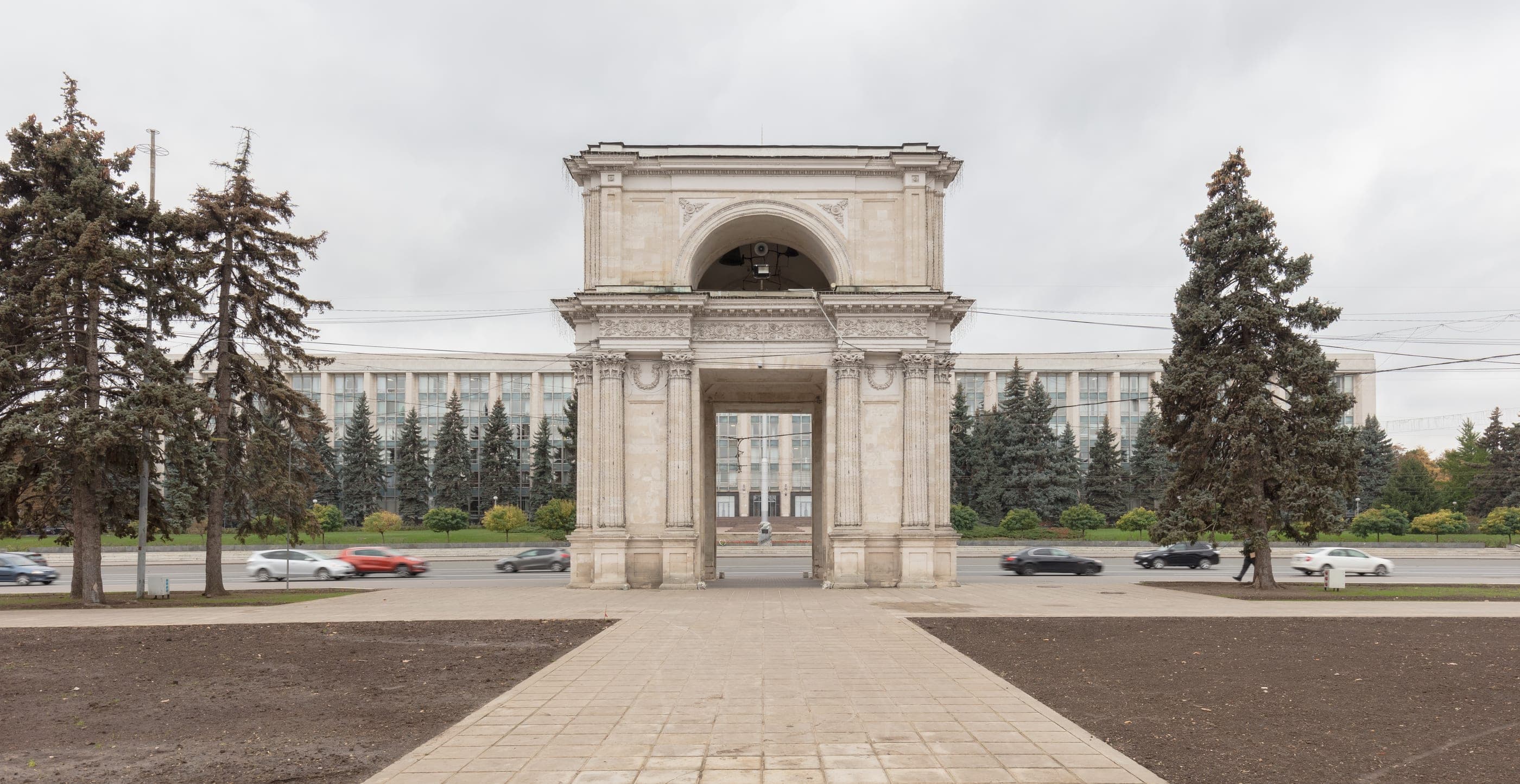 Arcul de Triumf din Chișinău, cu clădirea Guvernului în spate.