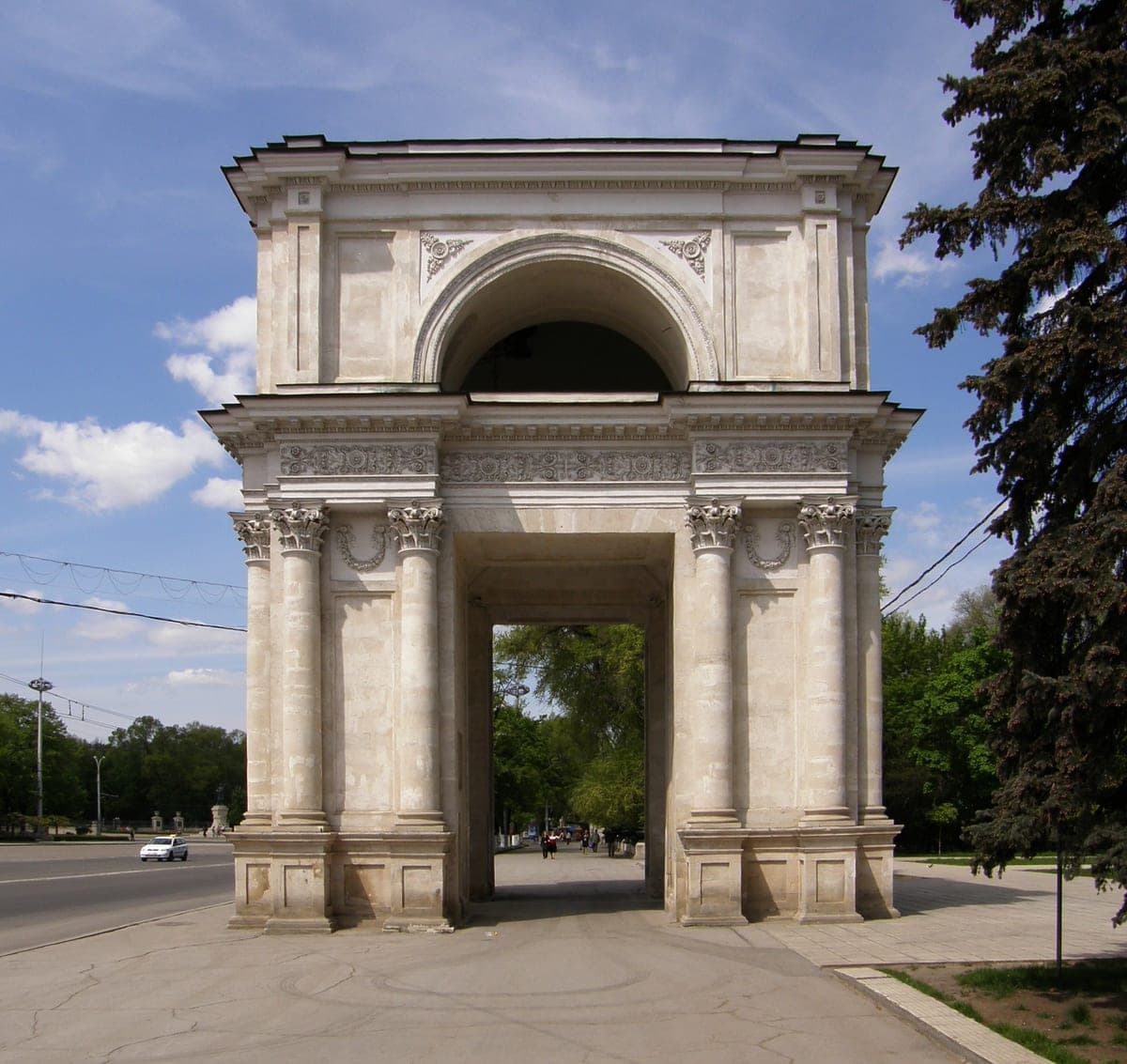 Arcul de Triumf din Chișinău, din piatră albă.