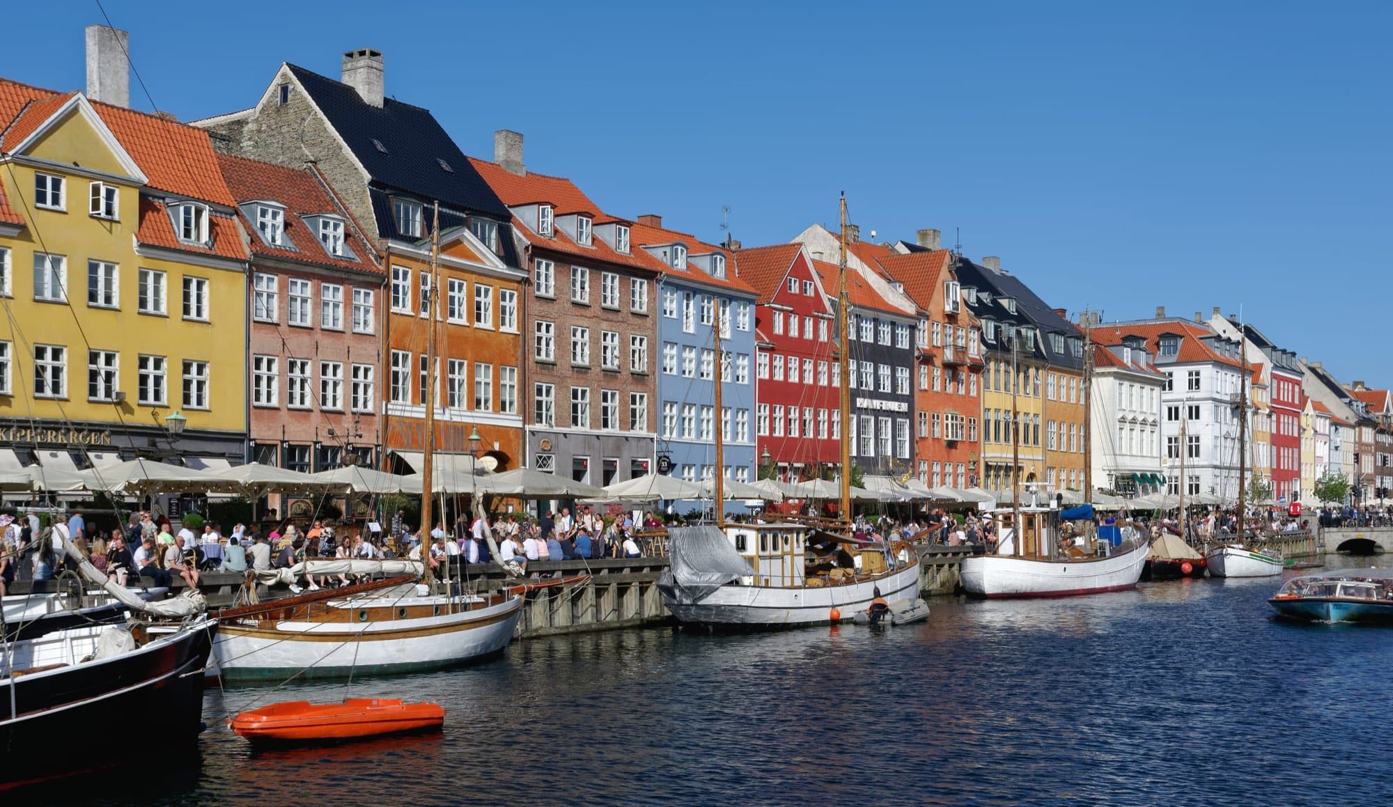 Casele colorate și bărcile de pe canalul Nyhavn, într-o zi senină.