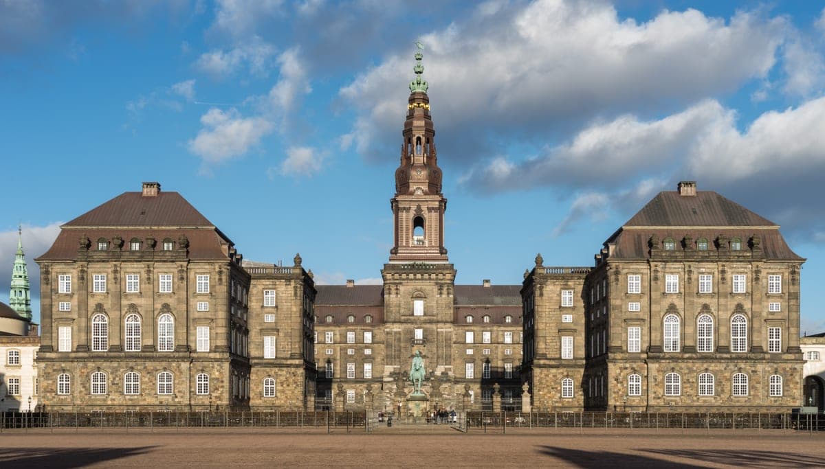 Fațada vestică a Palatului Christiansborg, cu turnul central.