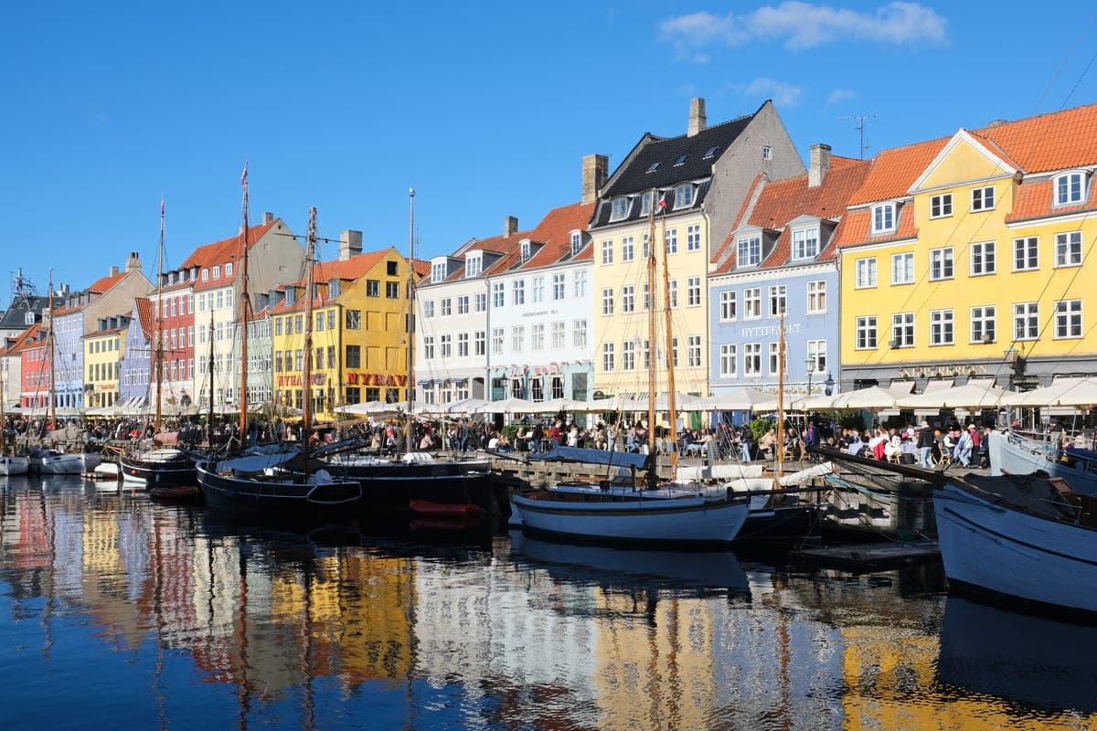 Casele colorate din Nyhavn oglindite în apa canalului.
