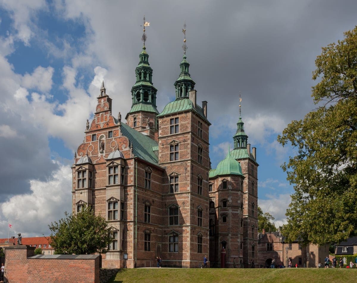Castelul Rosenborg, cu turnurile lui cu acoperiș verde.