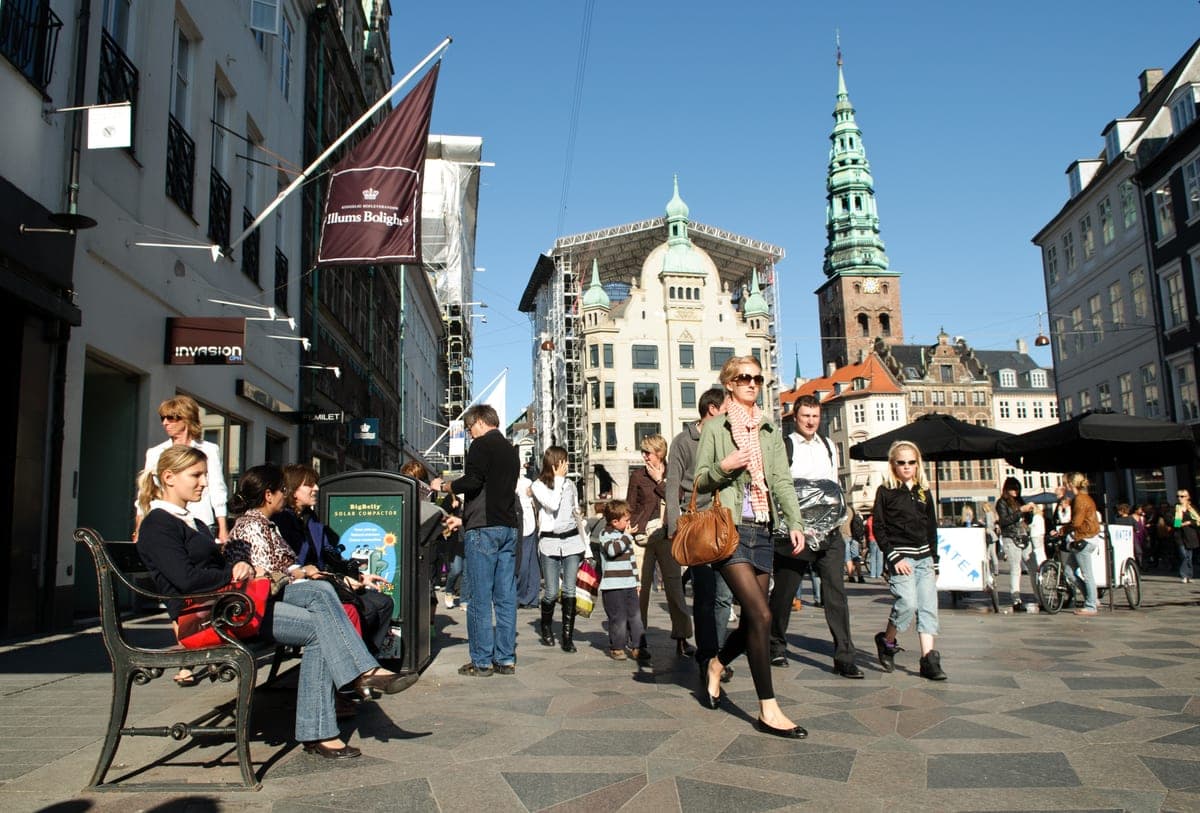 Trecători pe Strøget, în piața Amagertorv.