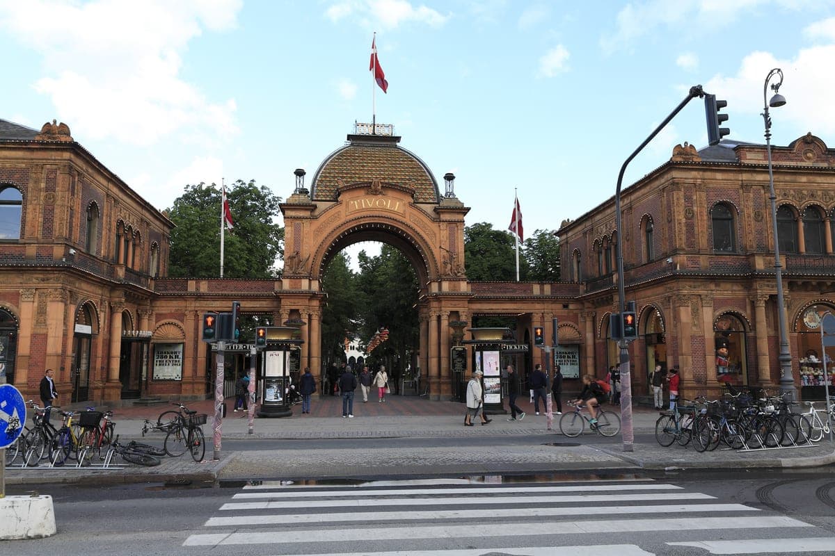 Intrarea principală în grădinile Tivoli, de pe Vesterbrogade.