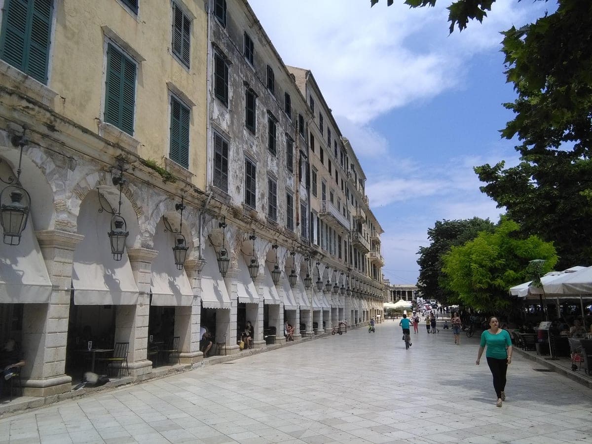 Arcadele Listonului, în orașul vechi din Corfu.