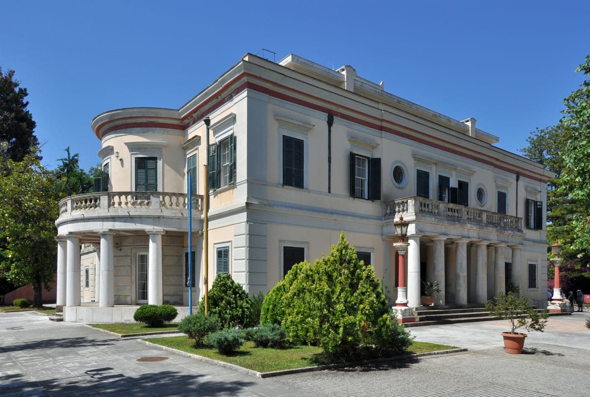 Vila Mon Repos din Corfu, văzută din parc.