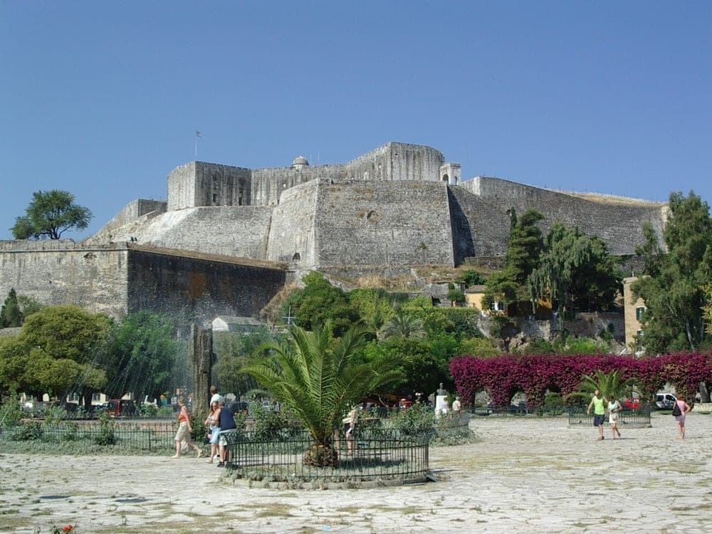 Zidurile Noii Fortărețe din Corfu, văzute din piața de jos.