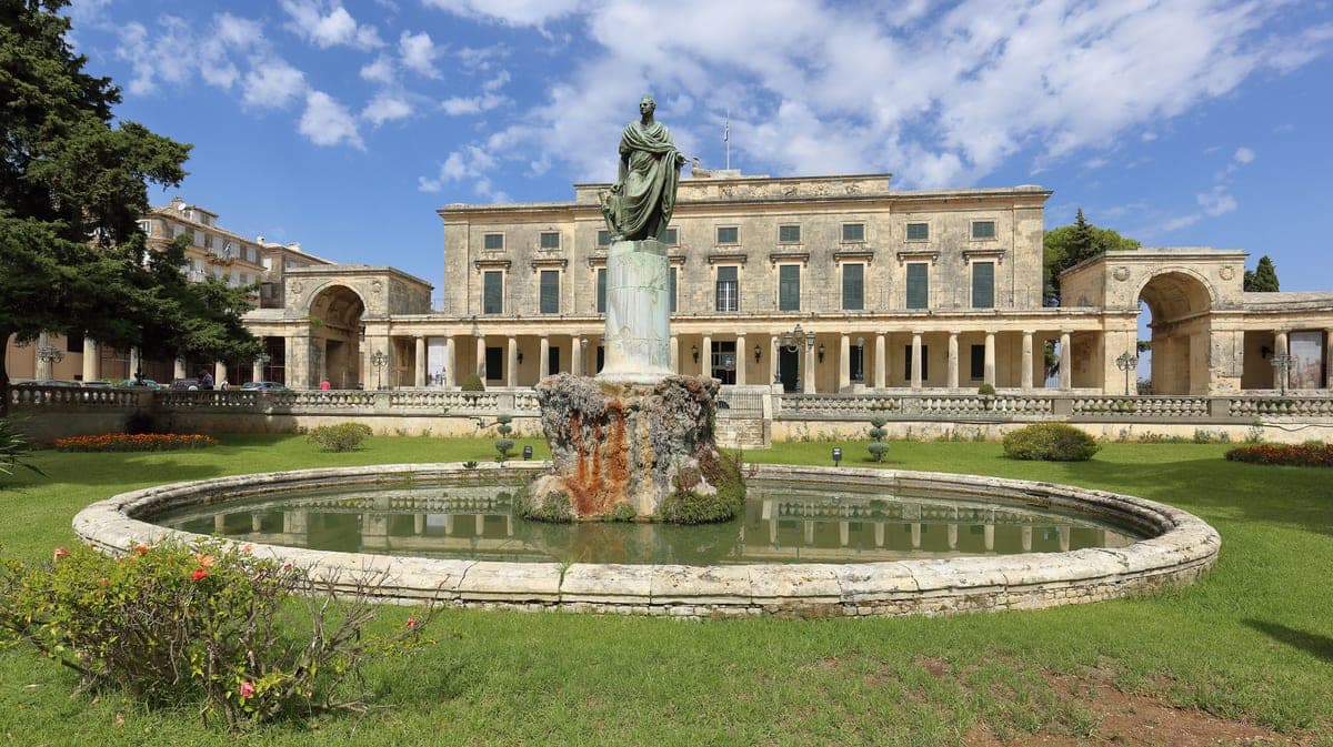 Fațada Palatului Sfântul Mihail și Gheorghe din Corfu.