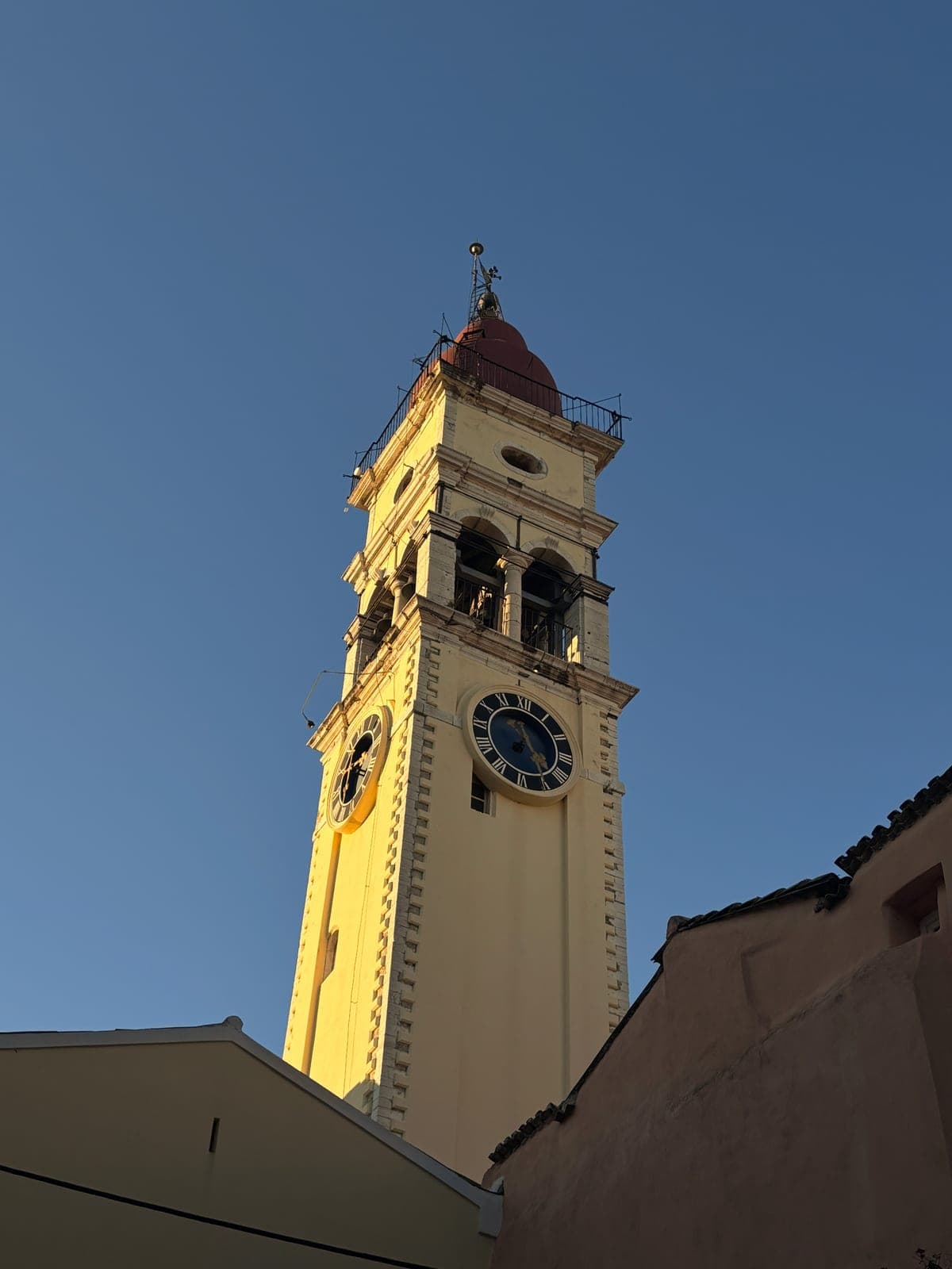 Turnul-clopotniță al bisericii Sfântul Spiridon din Corfu.