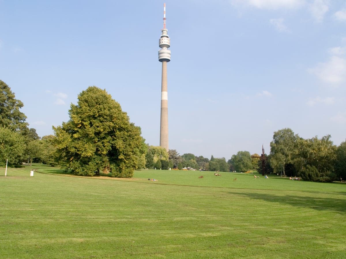 Florianturm deasupra pajiştilor din Westfalenpark.