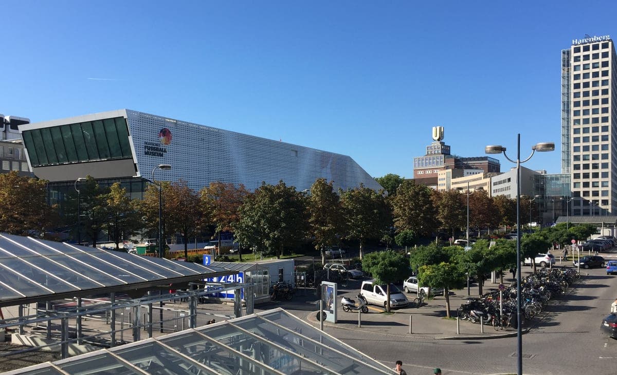 Clădirea Muzeului German al Fotbalului, lângă gara din Dortmund.