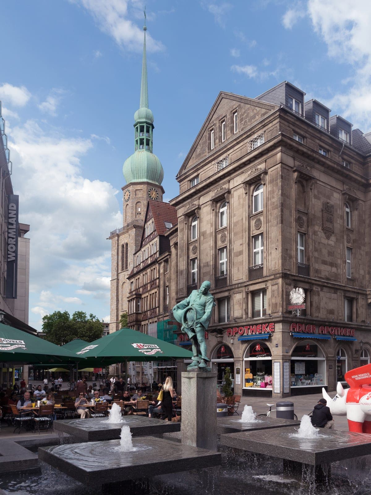 Turnul Reinoldikirche văzut din piaţa cu fântâna Bläserbrunnen.