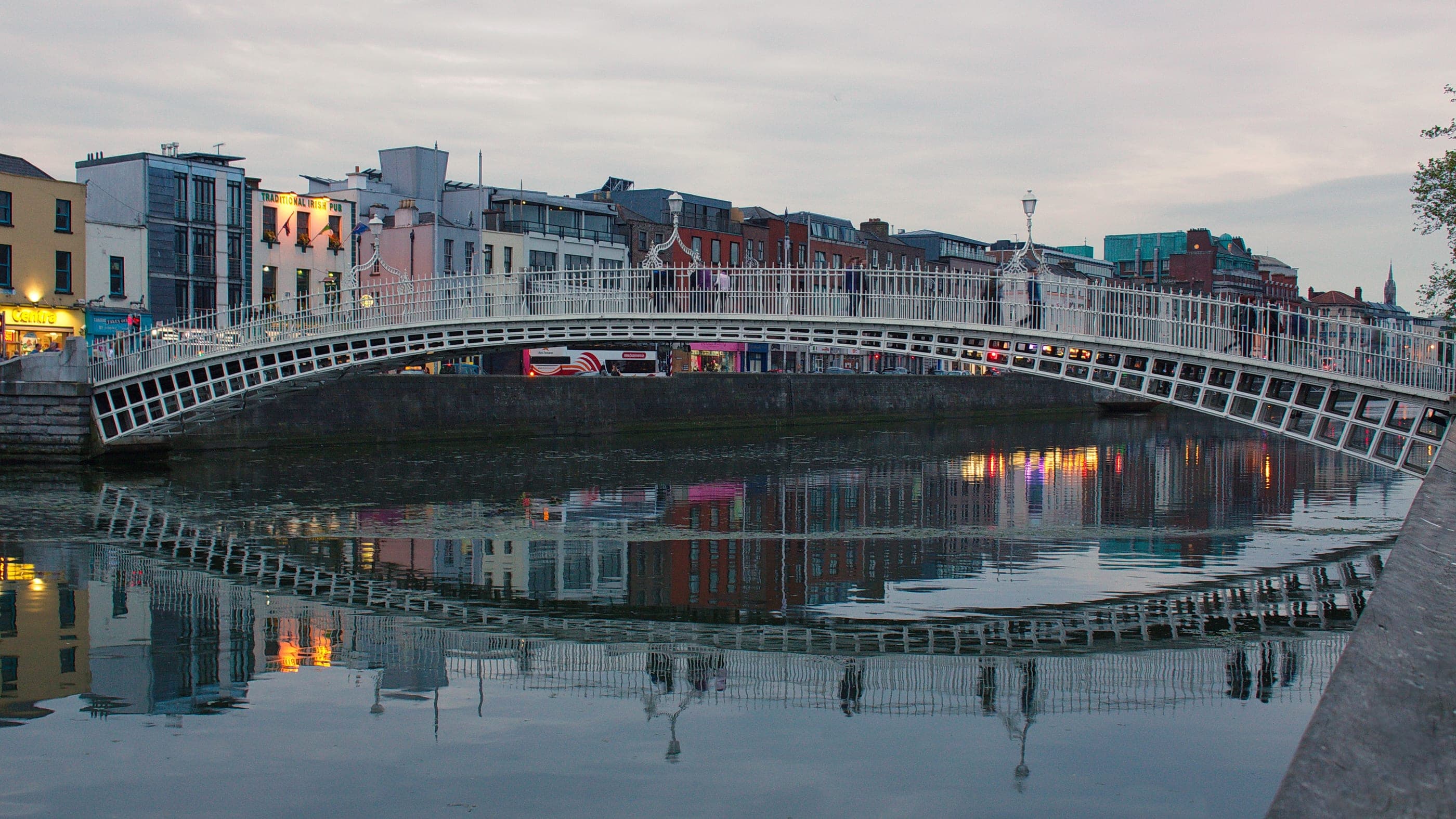 Ha'penny Bridge peste râul Liffey, la apus.