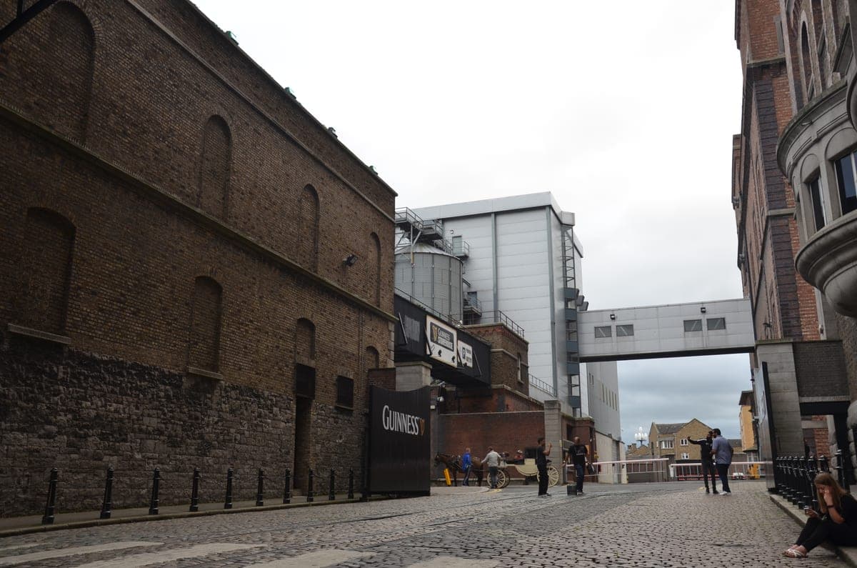 Strada pietruită spre intrarea în Guinness Storehouse.