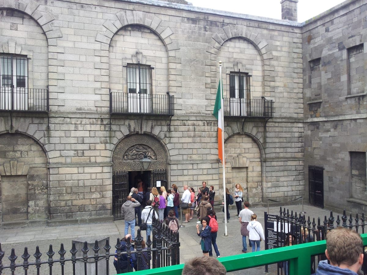 Intrarea în închisoarea Kilmainham, cu vizitatori care așteaptă turul.