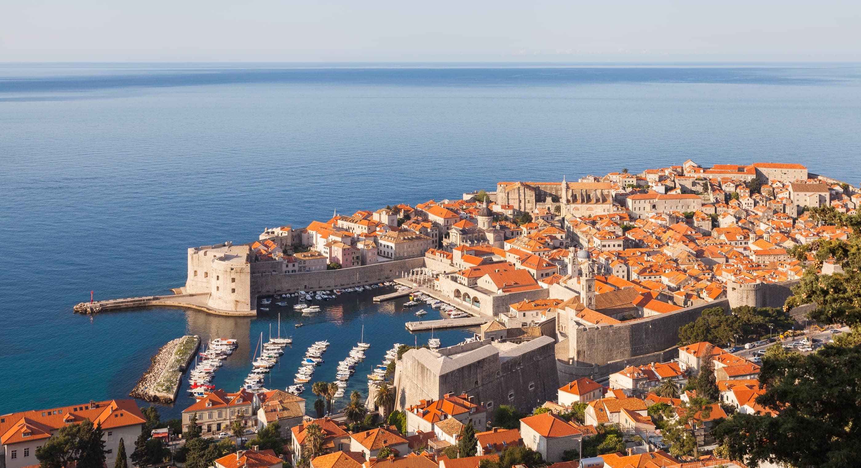 Orașul vechi al Dubrovnikului, cu zidurile și portul, văzut de sus dimineața.