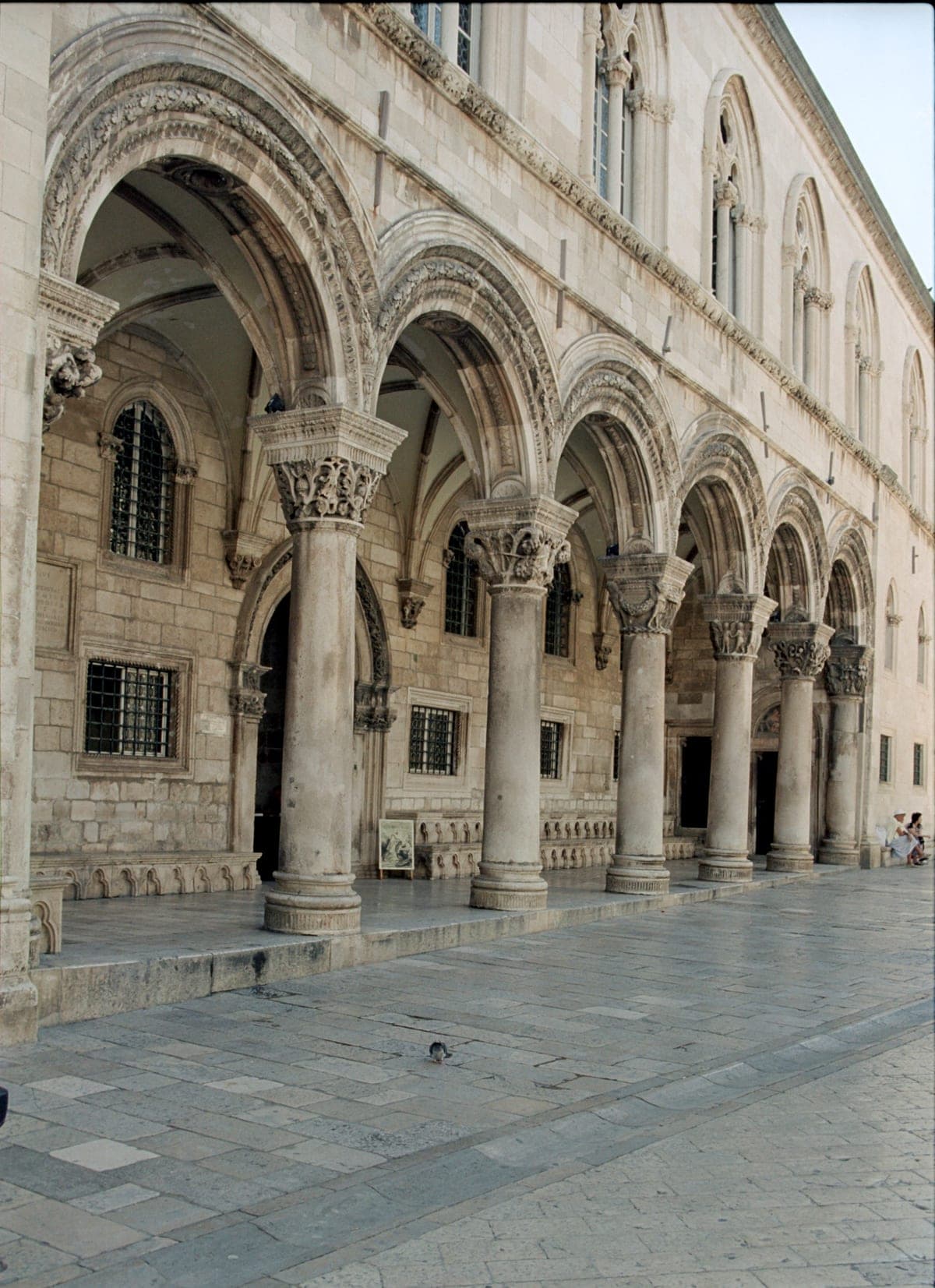 Loggia cu arcade și coloane a Palatului Rectorului din Dubrovnik.