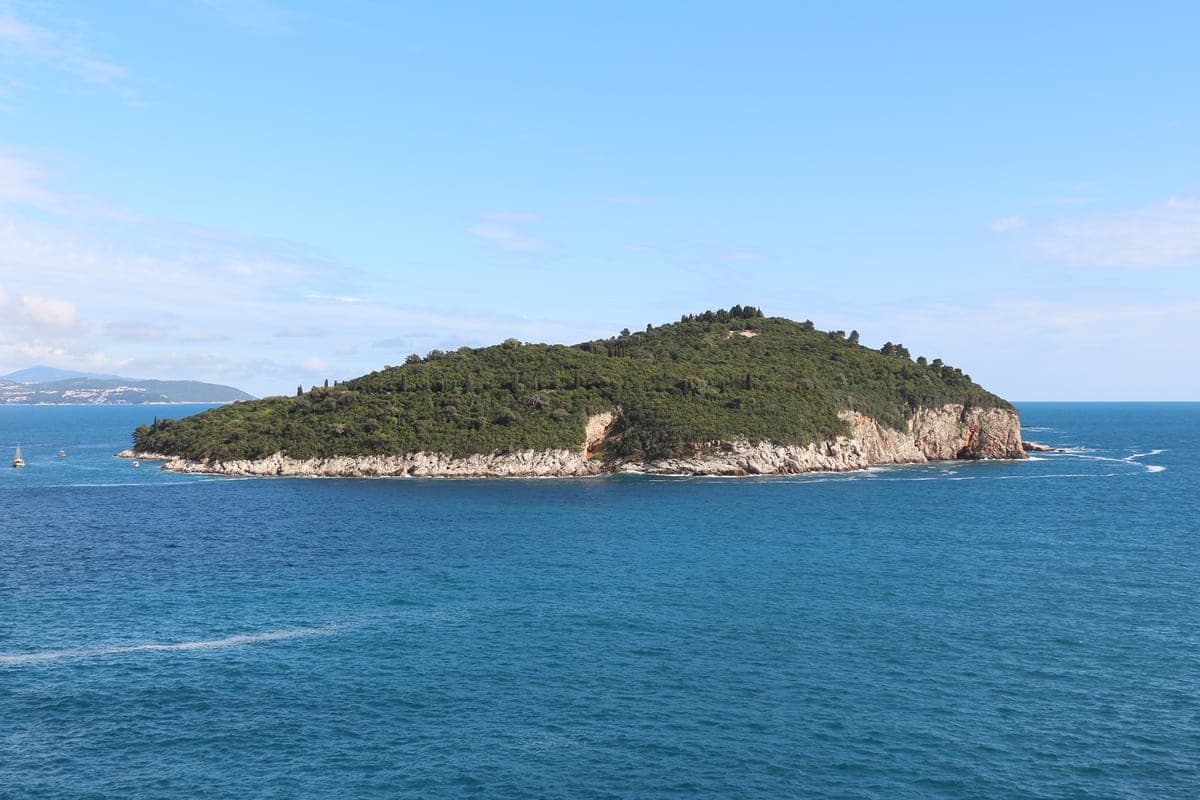 Insula Lokrum, acoperită de pădure, văzută de pe coasta Dubrovnikului.