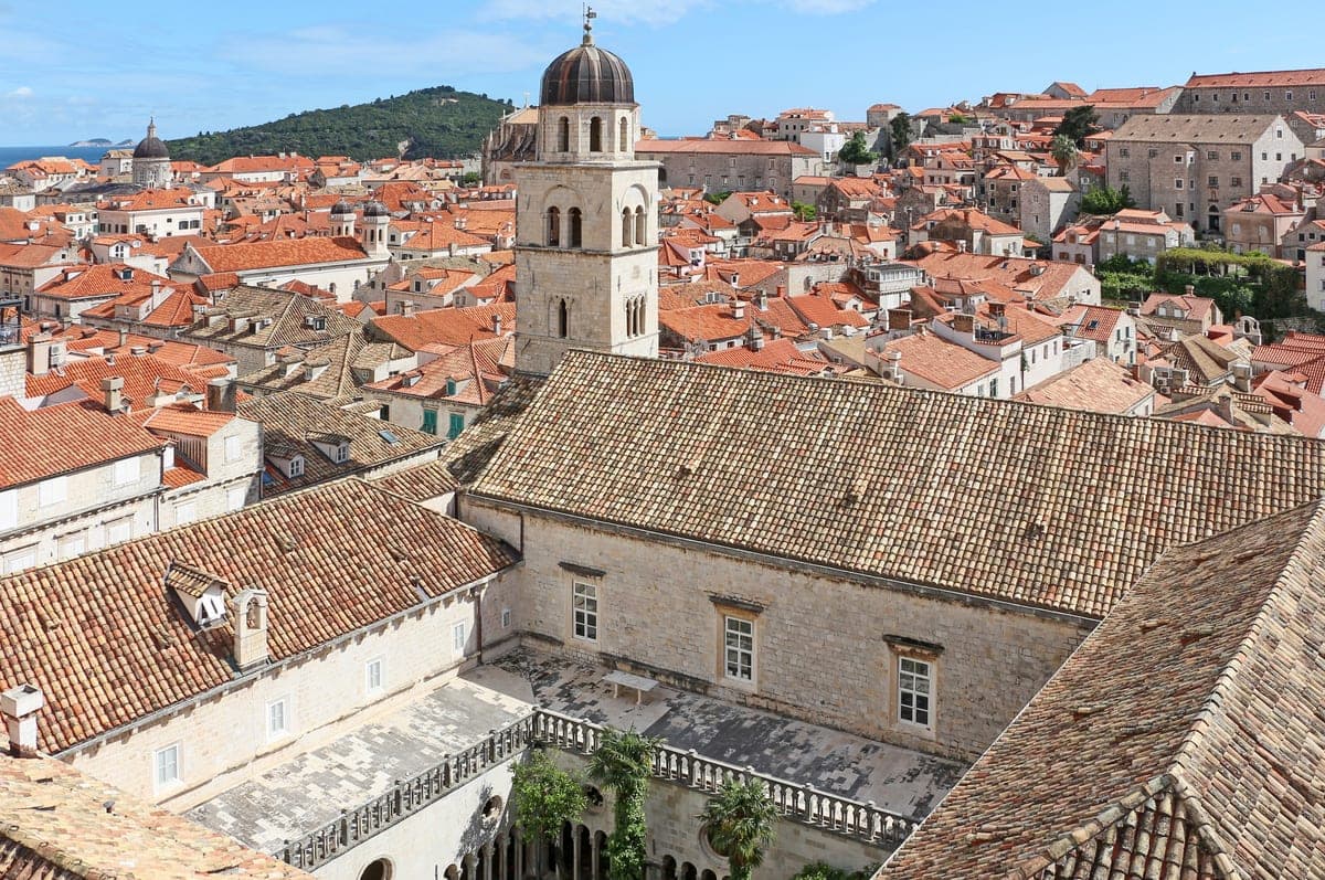 Mănăstirea franciscană din Dubrovnik, cu clopotnița și claustrul, văzută de pe ziduri.