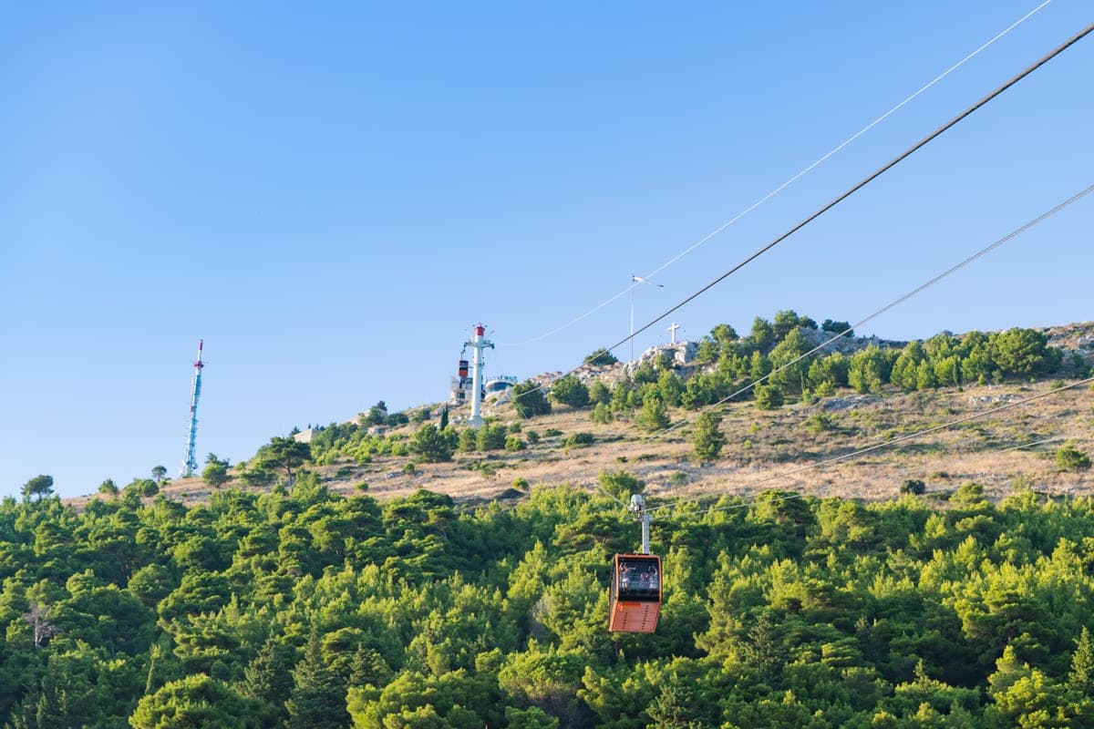 Cabina telecabinei urcând spre vârful dealului Srđ, deasupra Dubrovnikului.
