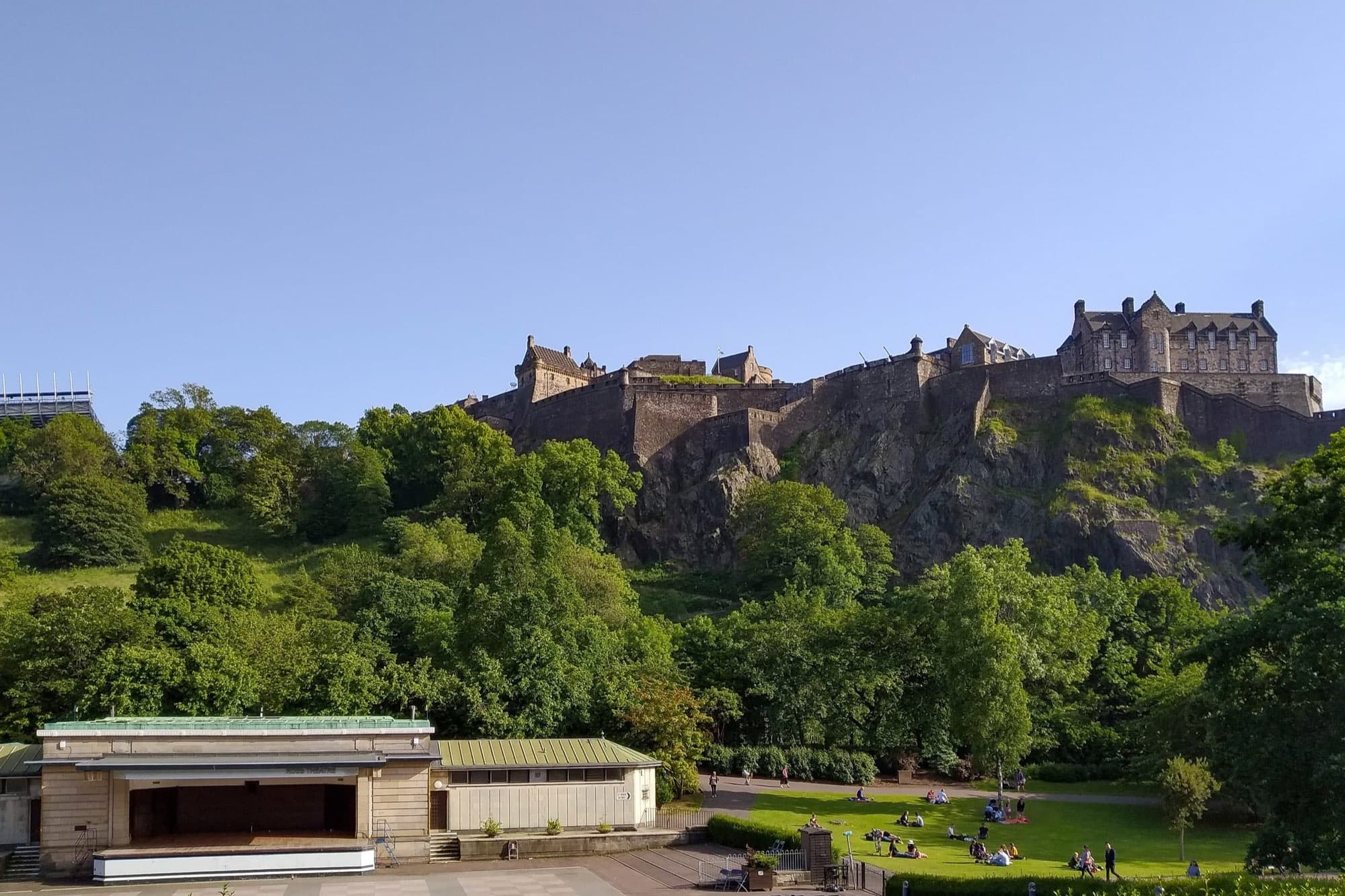 Castelul Edinburgh pe stânca lui, văzut din Princes Street Gardens.