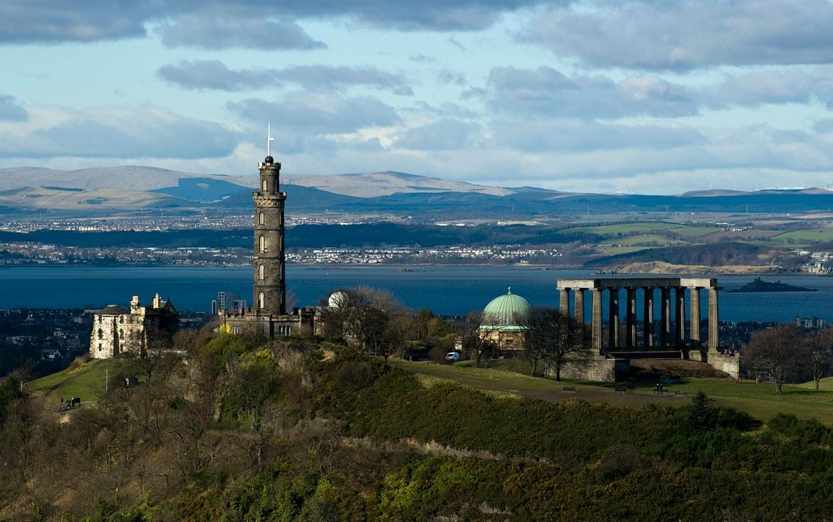 Calton Hill cu turnul lui Nelson și Monumentul Național, cu estuarul Forth în spate.