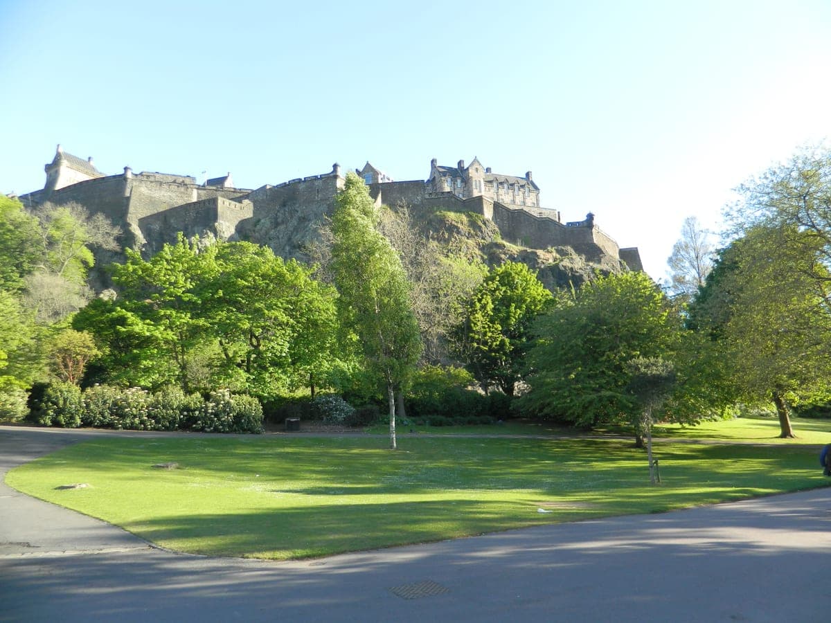 Castelul Edinburgh văzut de jos, din Princes Street Gardens.