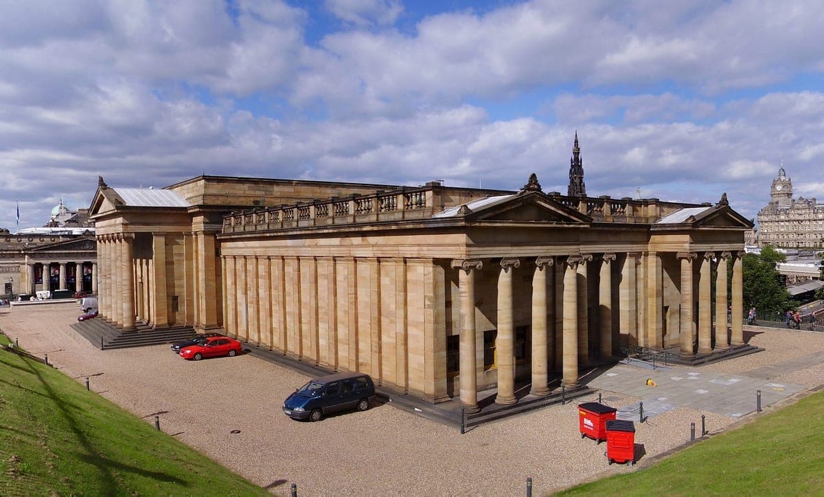 Clădirile cu coloane de pe Mound: galeria națională și Royal Scottish Academy.