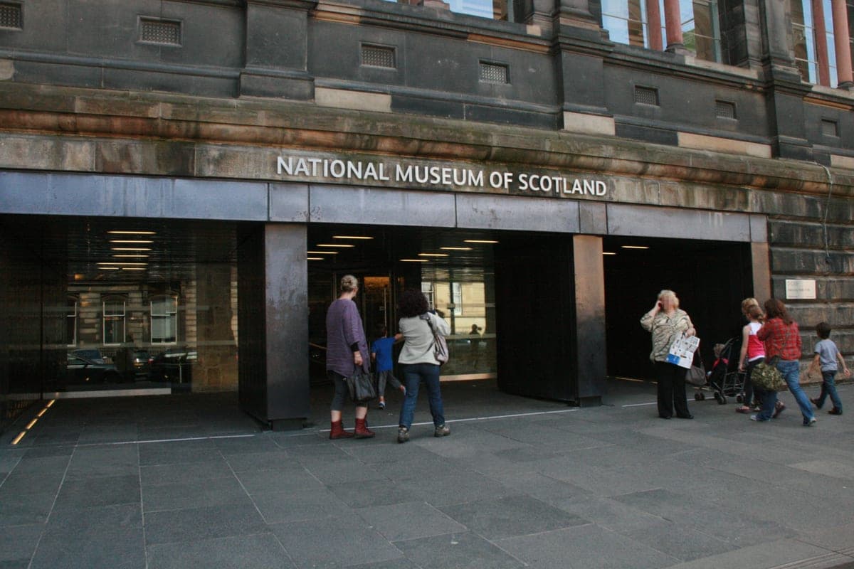 Intrarea principală a National Museum of Scotland, din Chambers Street.