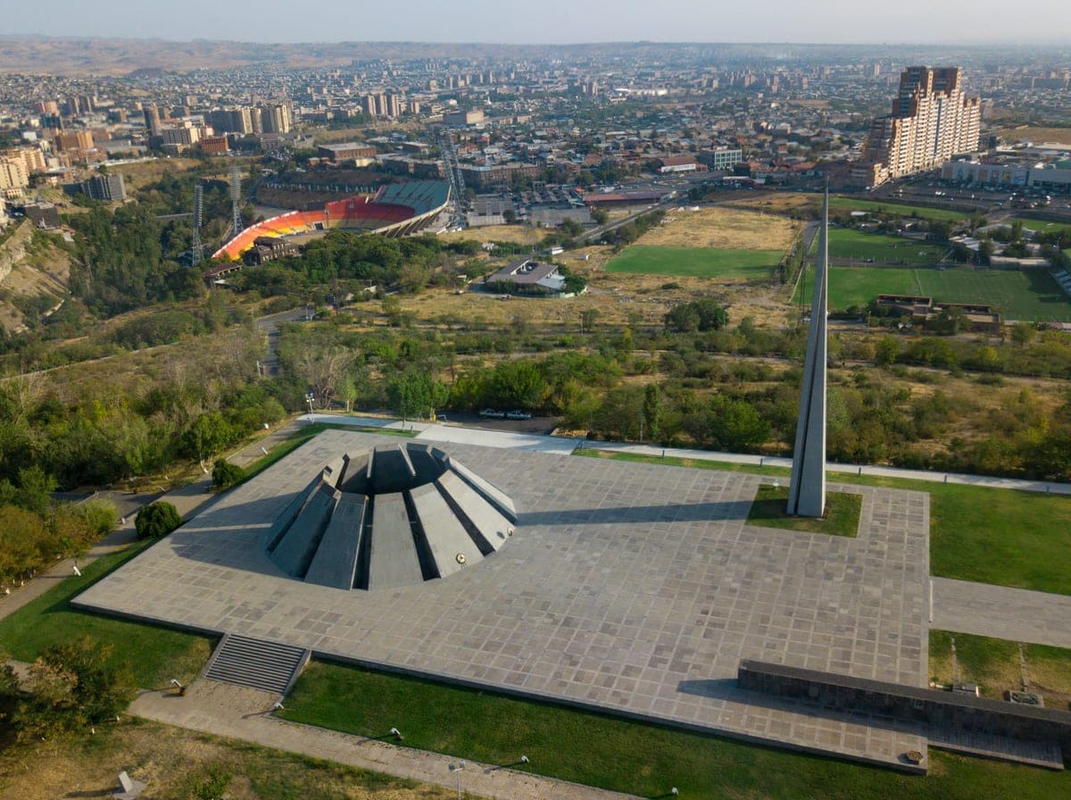 Memorialul Tsitsernakaberd văzut de sus, cu stela și lespezile din jurul flăcării.