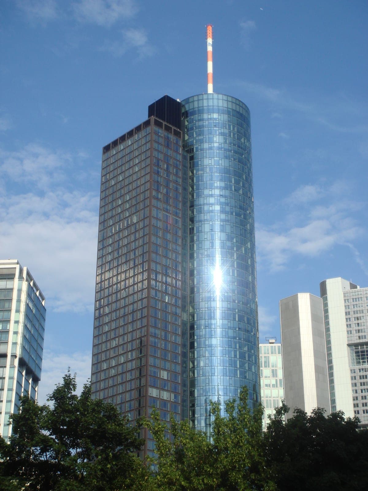 Main Tower, turnul de sticlă din cartierul bancar al Frankfurtului.