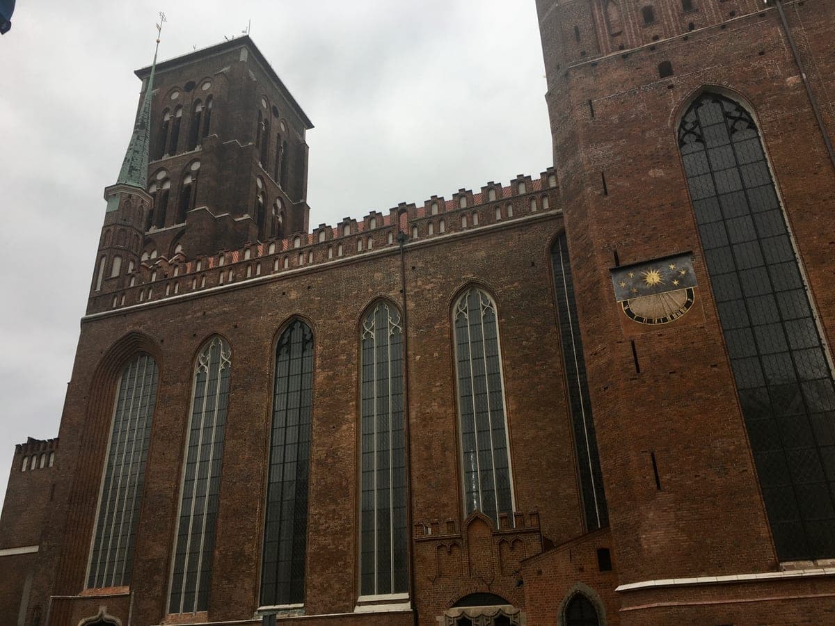 Bazilica Mariacă din Gdańsk, văzută de la stradă.