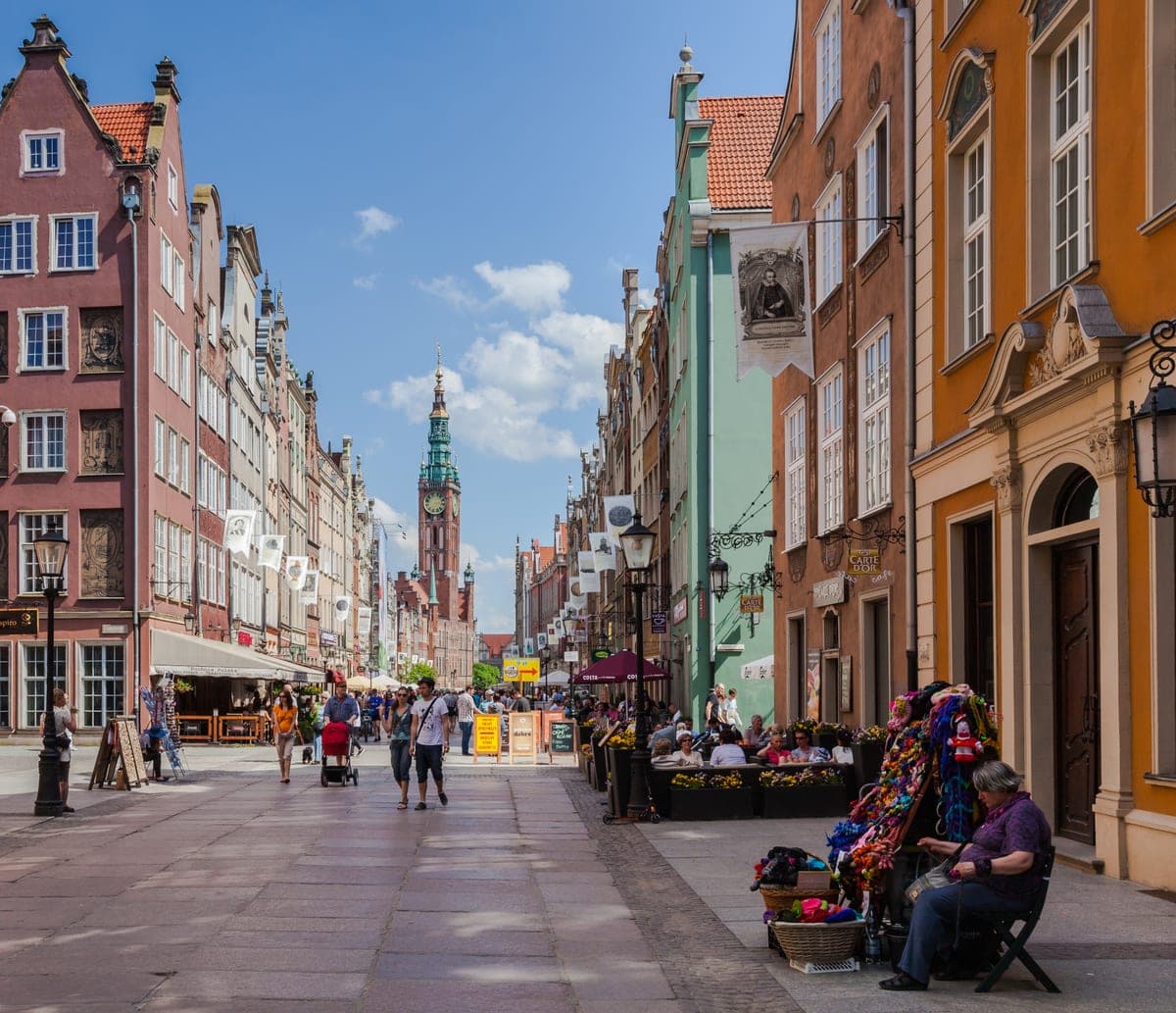 Strada Długa din Gdańsk, cu turnul Primăriei Orașului Principal în fundal.