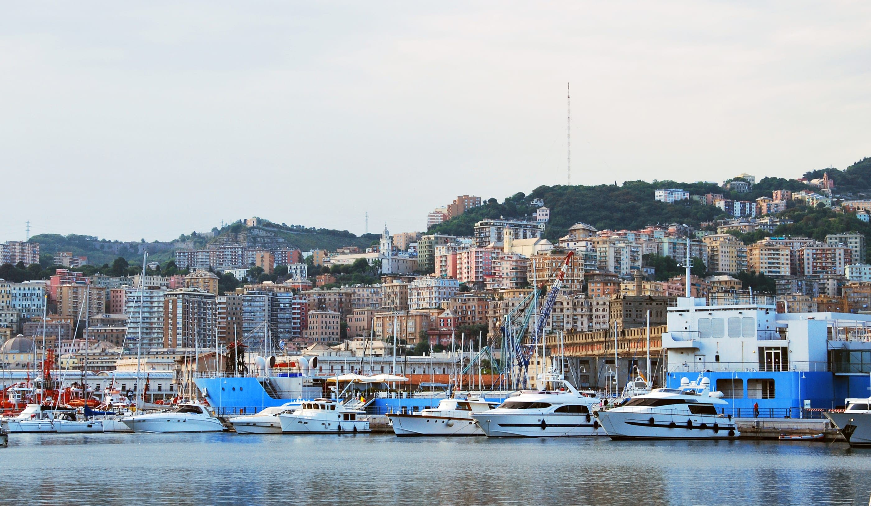 Genova văzută dinspre port, cu casele urcând pe deal.