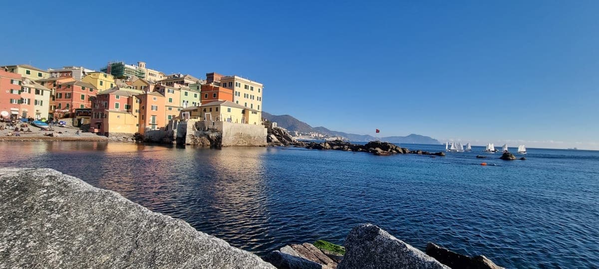 Casele colorate din Boccadasse, deasupra golfului.