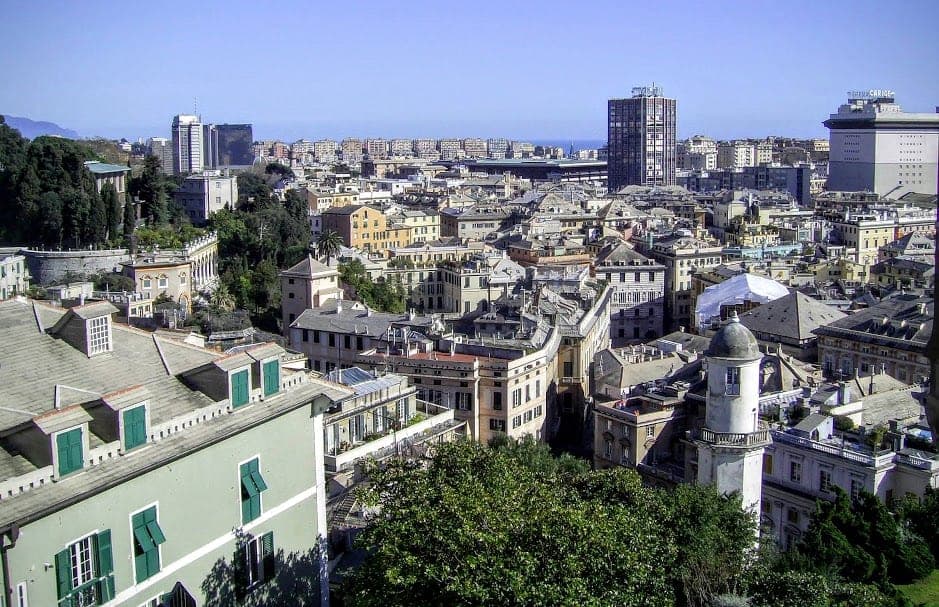 Vedere peste acoperișurile Genovei de pe Spianata Castelletto.