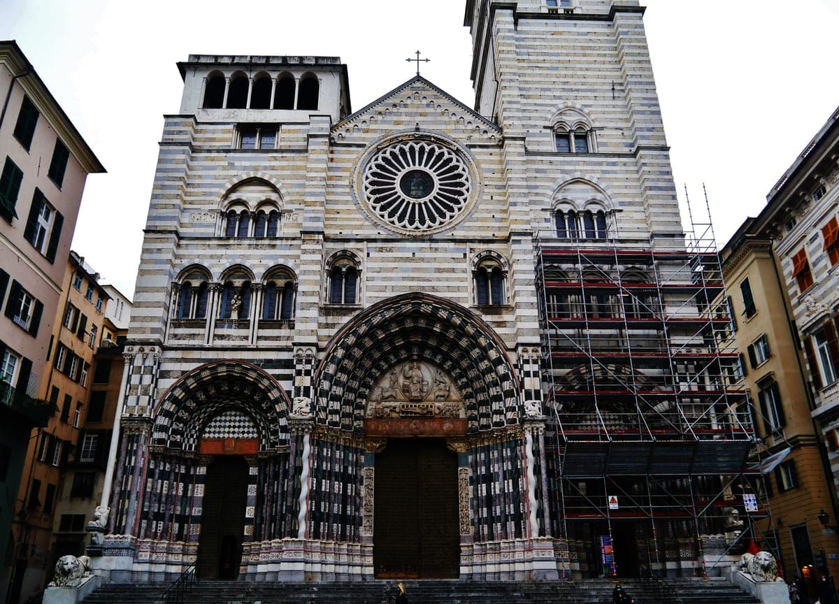 Fațada în dungi albe și negre a catedralei San Lorenzo din Genova.