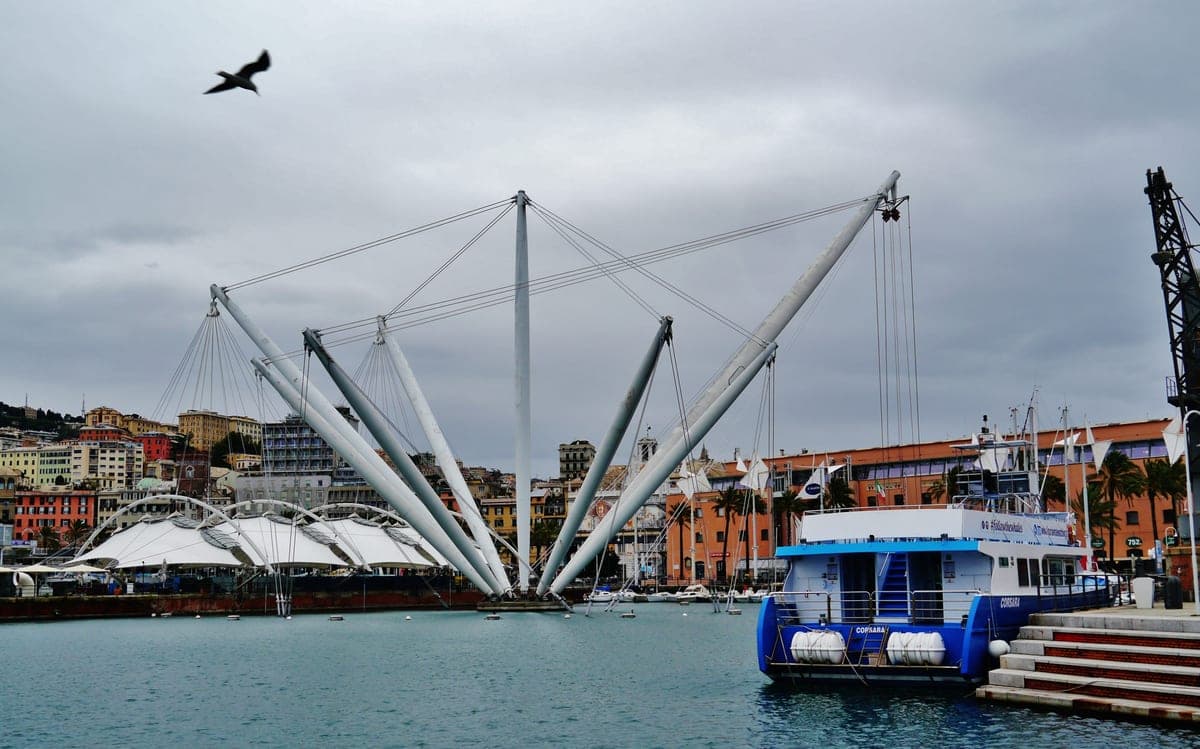 Ascensorul panoramic Bigo din Porto Antico, Genova.