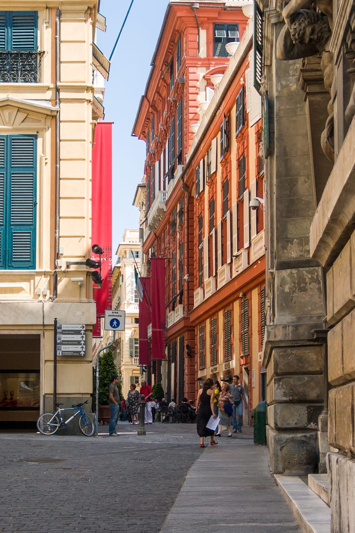 Via Garibaldi din Genova, cu fațada roșie a palatului Palazzo Rosso.
