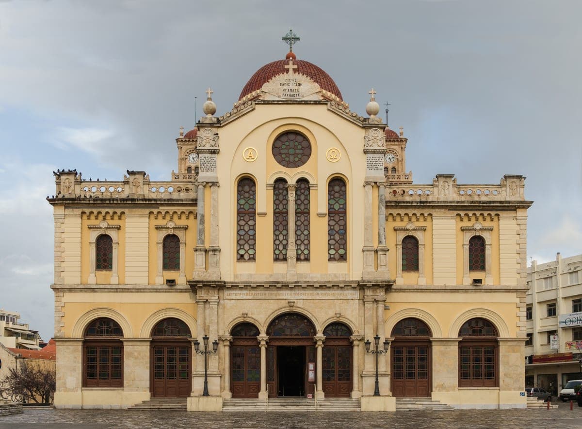 Fațada catedralei Agios Minas din Heraklion.