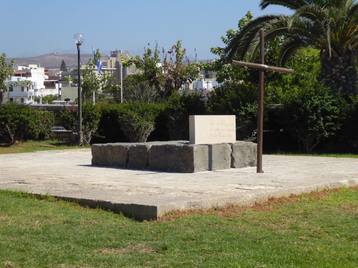 Mormântul lui Nikos Kazantzakis, pe bastionul Martinengo al zidurilor venețiene.